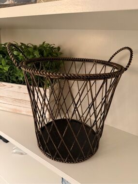 Diamond Pattern Round Open-weave Wire Metal Basket  w/Antique Bronze Finish